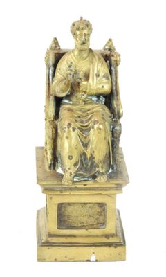 une statue en or représentant un homme assis sur un trône