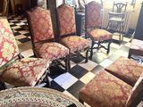 de nombreuses chaises disposées dans une pièce