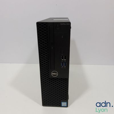 L'ordinateur de bureau Dell est posé sur une surface blanche
