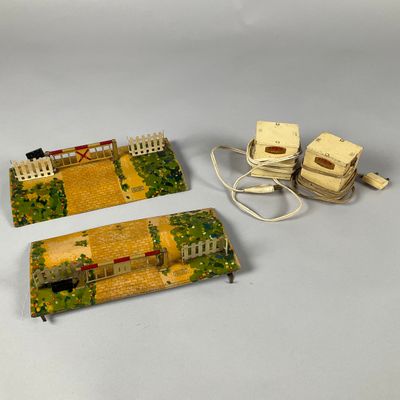 deux maisons miniatures posées sur une table