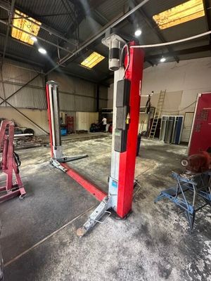 une photo d'un garage rempli de matériel