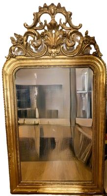 un grand miroir posé sur une table
