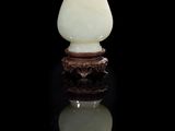 un vase blanc posé sur une table noire