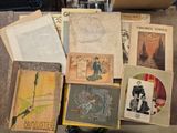 un grand nombre de livres avec des images sur une table