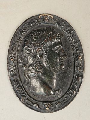 Médaillon en bronze à patine verte nuancée représentant le p…