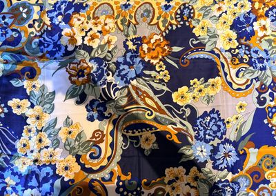 un gros plan sur un tissu à motifs floraux bleus, jaunes et blancs