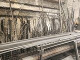 une photo d'une machine qui travaille sur une pièce de métal