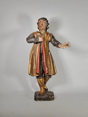 statue d'un homme vêtu d'un long manteau, les mains tendues
