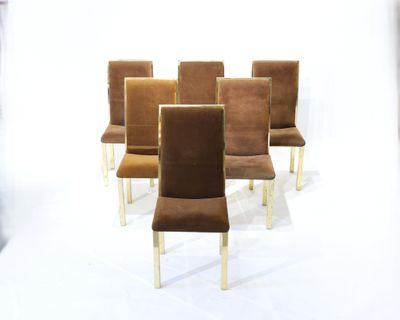six chaises marron alignées sur un fond blanc