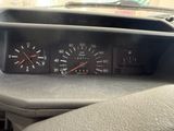 un gros plan du tableau de bord d'une voiture, avec un compteur de vitesse et des jauges