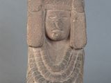 une image représentant une statue en pierre d'un homme dont le visage est représenté
