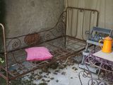 un lit sur lequel est posé un oreiller rose