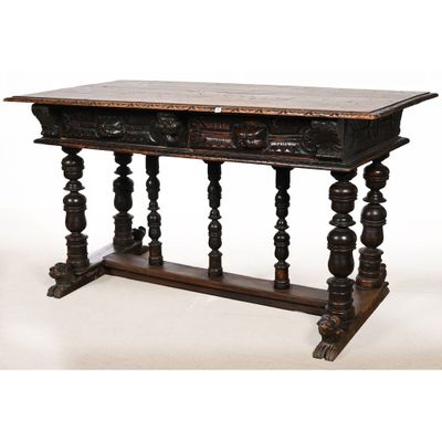 une vieille table en bois avec deux tiroirs et un plateau en marbre