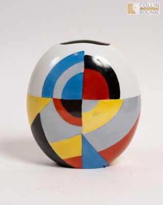un vase blanc orné d'un motif multicolore