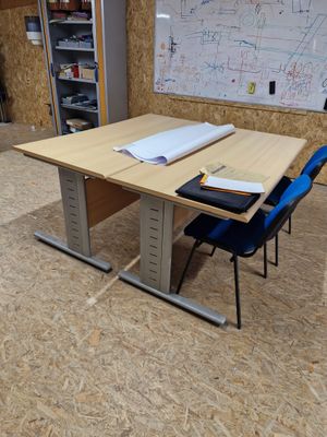 une image représentant une table et des chaises dans une pièce