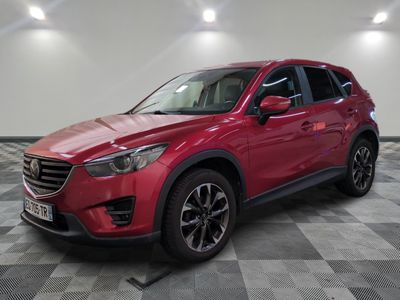une Mazda CX-5 rouge garée sur un sol à damier