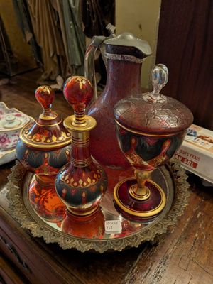 un plateau sur lequel sont posés de nombreux objets en verre