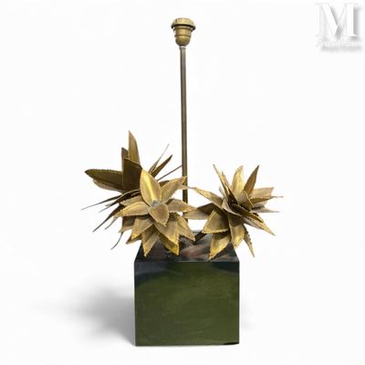 a vase that has a bunch of flowers in it