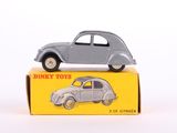 une petite voiture jouet posée sur une boîte