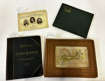 Trois livres sont posés sur une table où se trouve une photo d'un homme et d'une femme