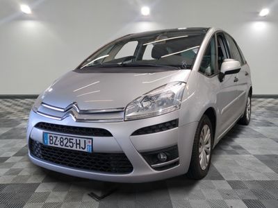 la petite voiture argentée est garée sur un carrelage à carreaux