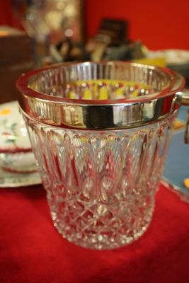 un seau à glace en verre posé sur une table rouge