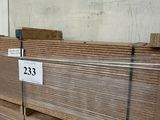 plusieurs piles de planches de bois empilées les unes sur les autres dans un entrepôt