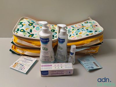 un grand nombre d'objets posés sur une table