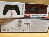 une boîte contenant une télécommande et une boîte contenant une petite voiture