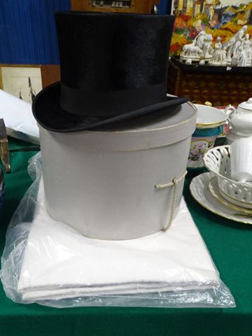 Un chapeau haut de forme dans sa boite et un drap ancien