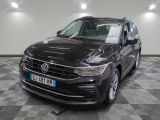 le 4x4 noir de Volkswagen est garé sur un carrelage à carreaux