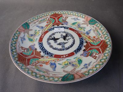une assiette ornée d'un motif posée sur une table