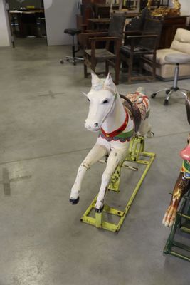 un cheval à bascule au milieu d'une pièce