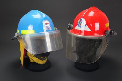 deux casques empilés l'un sur l'autre