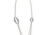 gros plan d'un collier sur fond blanc