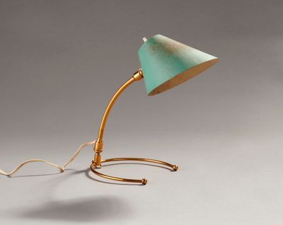 lampe de table en laiton avec un abat-jour vert sur fond blanc