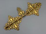paire de boucles d'oreilles anciennes en laiton en filigrane, ornées de feuilles en filigrane