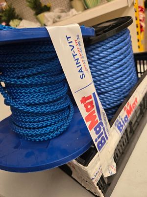 une corde bleue posée sur une étagère