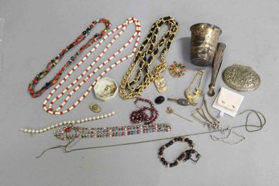 beaucoup de bijoux posés sur la table
