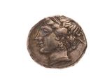 gros plan d'une pièce de monnaie sur laquelle figure un visage de femme