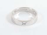 un gros plan d'une bague en argent ornée d'une étoile