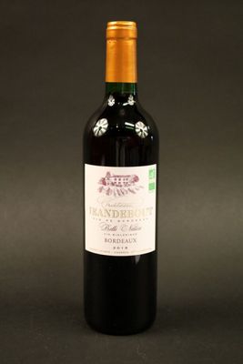 une bouteille de vin posée sur une table