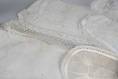 un tas de dentelle blanche sur une nappe blanche