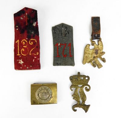 trois médailles et une médaille sur une surface blanche