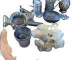 un grand nombre d'objets différents posés sur la table