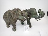 deux statues d'éléphants, chacune portant une étiquette