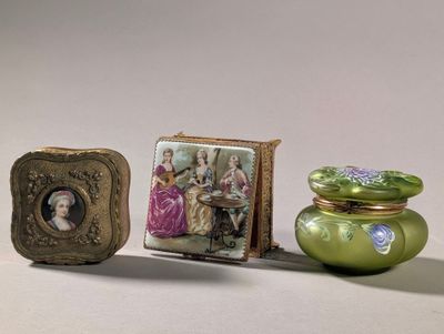 trois petits vases décorés d'images, placés les uns à côté des autres