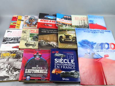 plusieurs livres sont empilés sur une table