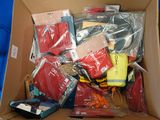 une boîte en carton remplie de différents types d'objets