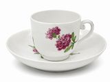une tasse et une soucoupe blanches ornées de fleurs roses